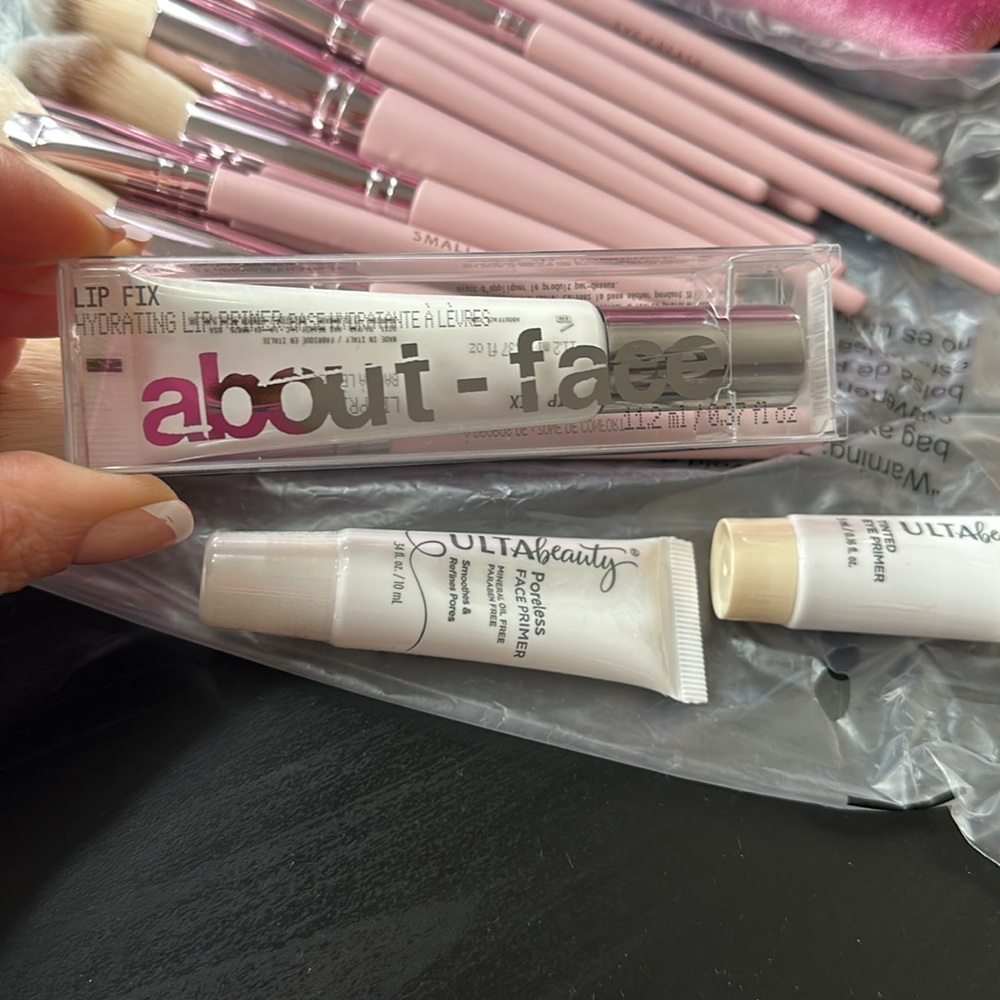 Random makeup bundle - Picture 3 of 6